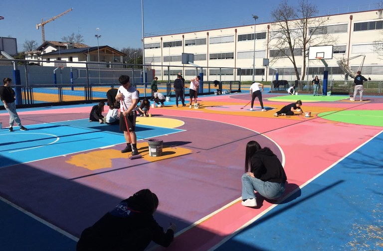L'opera d'arte è stata ideata e realizzata dagli studenti del Mattiussi-Pertini di Pordenone e porta con sé un messaggio di inclusione e amicizia.