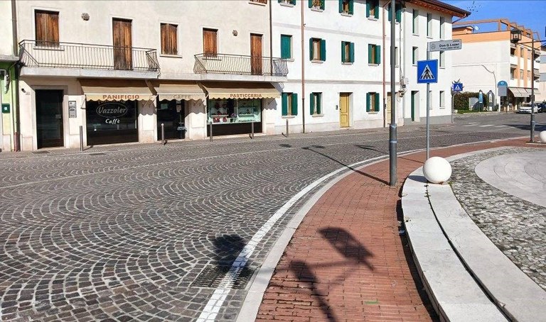 foto piazza Lozer